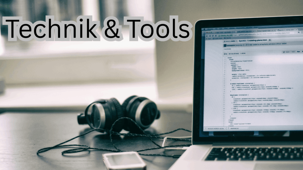 Technik und Tools. Laptop und Headset auf dem Tisch