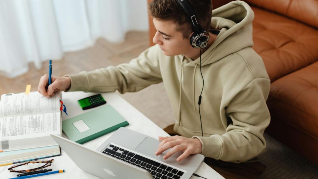 Student beim Studieren im Fernstudium