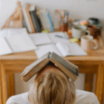 Prokrastination am Schreibtisch im Fernstudium